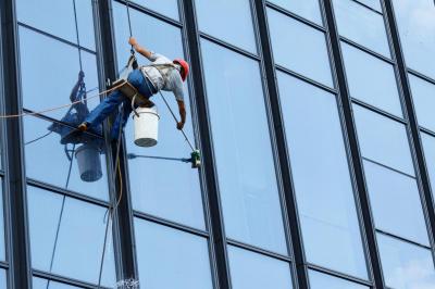 领事馆路保利中心南塔幕墙玻璃清洗